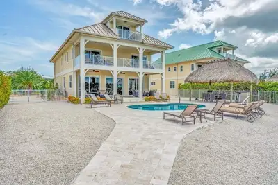 Image de Nouvelle propriété de luxe! Superbe Canal Home Pool Front - 14 personnes