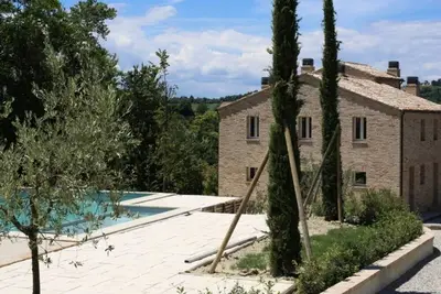 Image de Manoir / maison de campagne moderne avec piscine, grande terrasse et vue - montagnes et mer