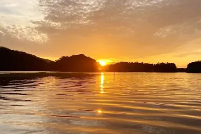 Image de Lakefront avec une vue imprenable sur le lac Chatuge et les montagnes Blue Ridge!
