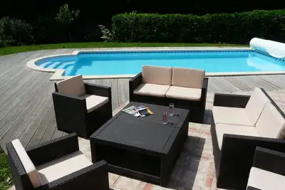Image de Grande villa 200 m² avec jardin, piscine et pergola.