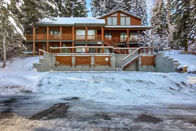 Condo de montagne avec foyer au gaz et vues - à distance de marche du centre de ski!