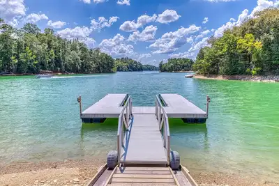 Belle cabine au bord du lac avec quai, terrasse à deux niveaux, table de billard et cheminée!