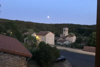 Image de Maison dans un beau village entouré de bois et de vélo