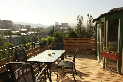Image de Appartement de trois étages avec une terrasse au bord du vieux et du nouveau Tbilissi