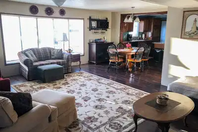 Image de Maison de 4 chambres fraîchement mise à jour à distance de marche du lac et des marinas