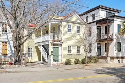 Image de 6 Bedrooms One block from King Street!