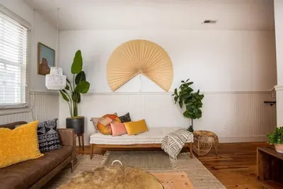 Image de Modernized 4 bedroom, 4 bath Stand Alone House! 6 beds!