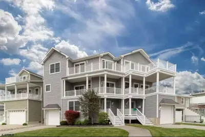 Image de Grande Vue Mer Et Promenade Au Nord De La Plage. Block De Plage.