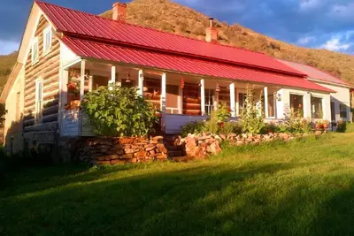 Image de Log Log House historique rejoignant des milliers d'acres de terres publiques