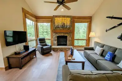 Image de Cette belle maison de ville est située à East Keystone. Dans un quartier calme entouré de superbes vues tout autour. Cette maison est l'endroit idéal pour passer des vacances en famille ou pour profiter d'une escapade réussie en amoureux.