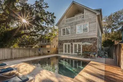 Image de Cottage Sassy Peach - 5 chambres / 4. 5 salles de bain. Grande piscine. Près de phare / jetée / village!