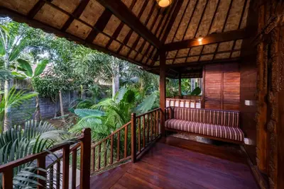 1 chalet balinais en bois près de la plage aux champignons Nusa Lembongan