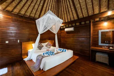 1 chalet balinais en bois près de la plage aux champignons Nusa Lembongan