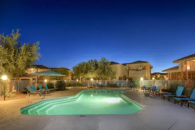 Image de Condo confortable avec piscine partagée, spa de la piscine, barbecue à gaz et salle de fitness