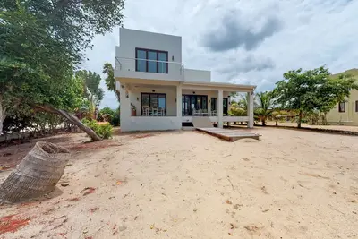 Image de Oceanfront maison w / plage privée, kayaks, toit, terrasse et grill