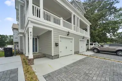 Image de Nouveau Condo À Prix RÉDUIT D'Automne À 3 pâtés de maisons de la plage et du Centre Des Conventions