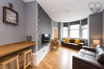 Château apt, parking privé gratuit, moderne, Central