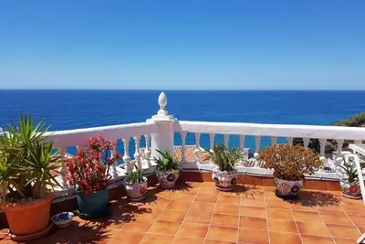 Image de Penthouse spacieux avec une vue énorme sur la mer.