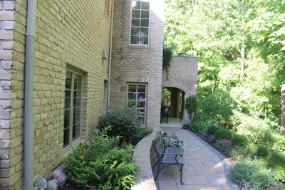 Image de Appartement privé avec 2 chambres et 2 salles de bains avec cuisine complète et patio