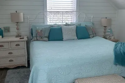 Image de Flowertown Cottage (4 chambres, 3. 5 salles de bain, cuisine complète, salon, salle à manger, blanchisserie)