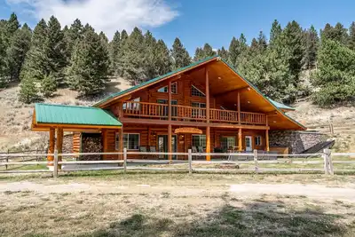 Image de Maison privée située sur plus de 400 hectares avec un bain à remous!