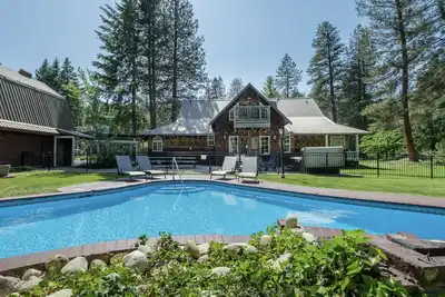 Image de Cabane familiale avec bain à remous, piscine privée, WiFi, télévision par câble et une chambre pour tous