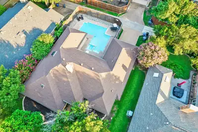 Image de Maison de luxe récemment rénovée avec une grande piscine