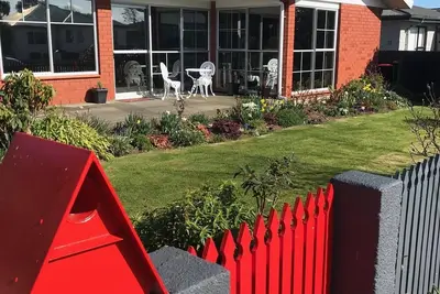 Image de Ville parfaite à 700m du centre et à 50m du magnifique Queens Park.