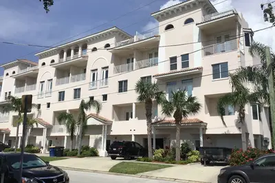 Image de ~~~ SPÉCIAUX Janvier ~~~ 4 chambres 2. 5 salles de bain maison de ville de 5 étages - maison de plage