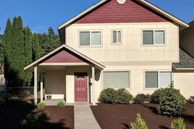 Image de Maison de ville confortable à 6 pâtés de maisons du centre-ville de Sandpoint. Quartier calme et convivial.