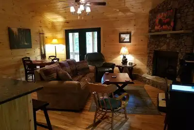 Image de Be Our Guest w/Picnic Table, grill on larger porch with fire pit ring and chairs