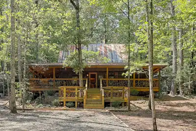 Image de Cabane Boisée Isolée Avec Bain à Remous, Foyer et Foyer au Bois!