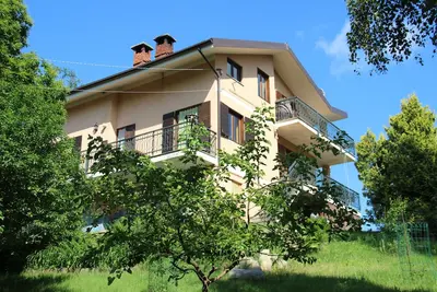Image de une maison au milieu des montagnes avec des vues à couper le souffle, des animaux de nature et de détente