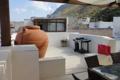 Image de maison avec grande terrasse