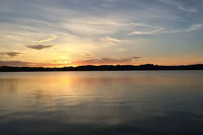 Image de Belle propriété du lac pour les journées de jeu, les vacances et les événements universitaires.