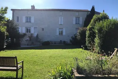 Image de Au coeur du centre ville (parking): superbe demeure charentaise, jardin, piscine