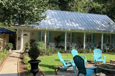 Image de Flowertown Cottage Downstairs Only (2 lits, 1. 5 salles de bain, cuisine, salon, blanchisserie)