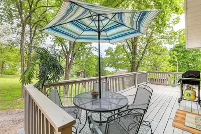 Image de Nouveau! Bouton Shell Accueil avec terrasse et table, vue sur le lac