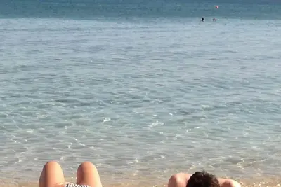 Image de maison individuelle avec véranda et jardin à quelques pas de la mer bleue du Salento