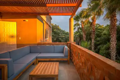 Image de Maison familiale, balcon! Marchez jusqu'à la plage! Quartier calme et restaurants proches