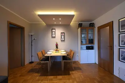 Image de App rénové, à 500m de la plage de Simon's Bay, lit Queen + sofa, Ac, garage