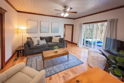 Image de Wauhatchie Blue House - Piscine, spa, au pied de Lookout Mtn. près du centre-ville