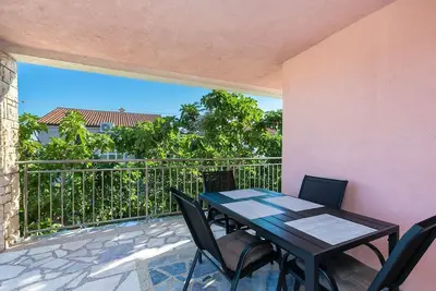 Image de 700 mètres de la plage de sable avec zone de barbecue