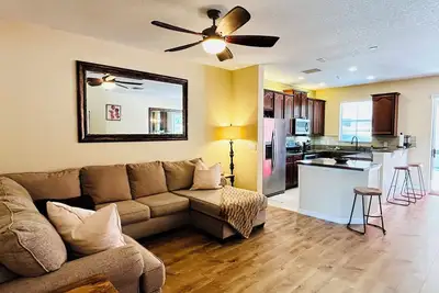 Image de Toute nouvelle maison de ville universelle à proximité de toutes les attractions