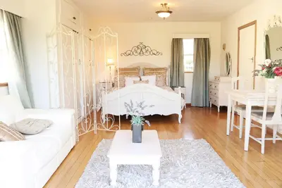 Image de Room for Two est une maison d'hôtes de charme à la française située dans un grand jardin avec un spa et une piscine.