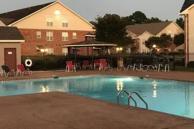 Image de Deux pièces de trois chambres disponibles à la location pouvant accueillir 5 personnes.