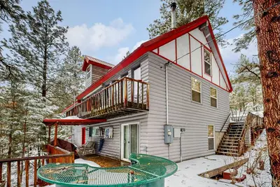 Image de Maison isolée avec vue sur le lac avec accès à la plage privée et salle de jeux!