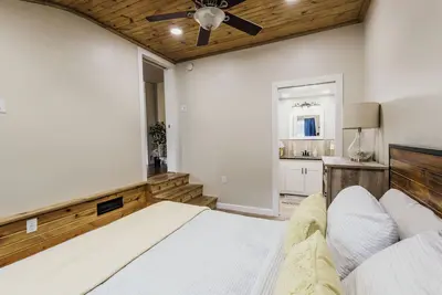 Image de * Nouvelles photos * Entièrement rénové Four Town Township Home