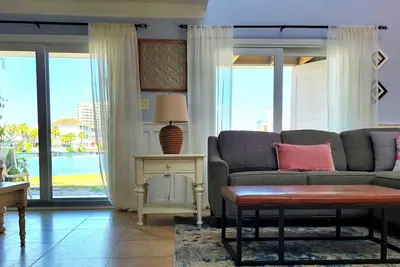 Image de Maison de ville Shoreline Towers - joliment décorée