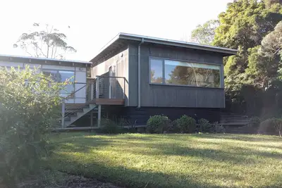 Image de Sérénité du jardin autochtone près de la plage et des vignobles
